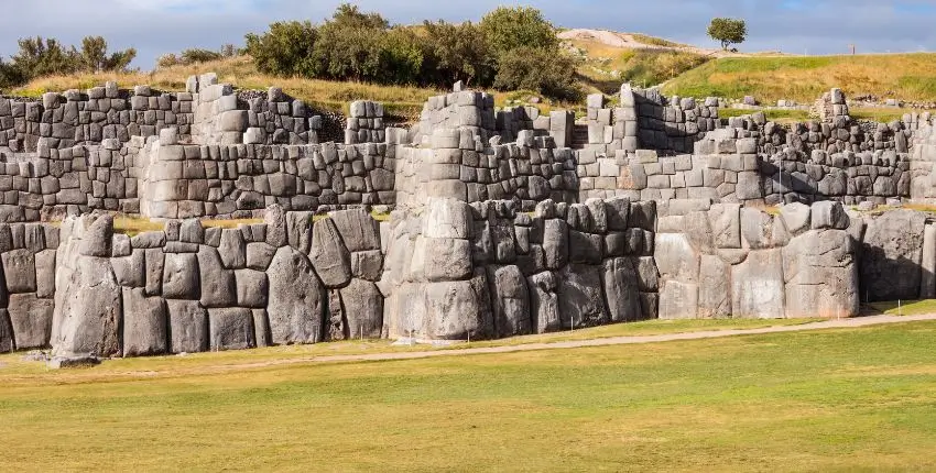 road to sacsayhuman in cusco